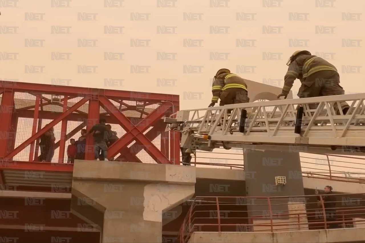 Bomberos atienden a mujer del puente de la Sanders y la rescatan