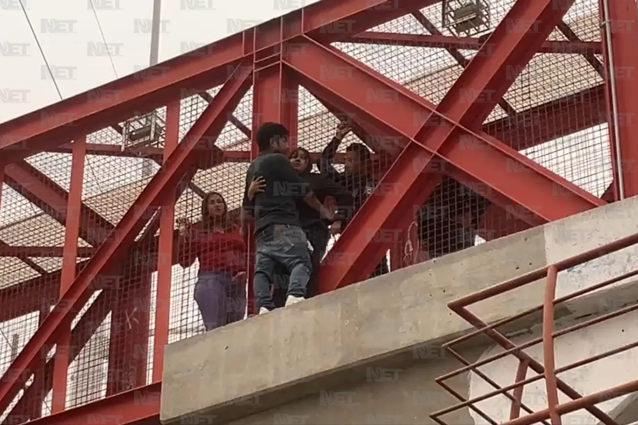 Bomberos atienden a mujer del puente de la Sanders y la rescatan