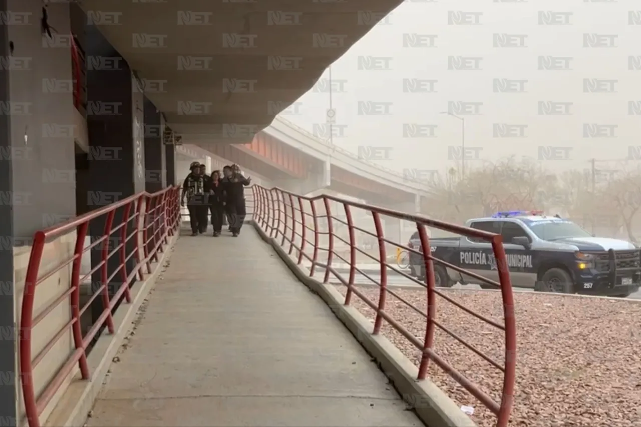 Bomberos atienden a mujer del puente de la Sanders y la rescatan