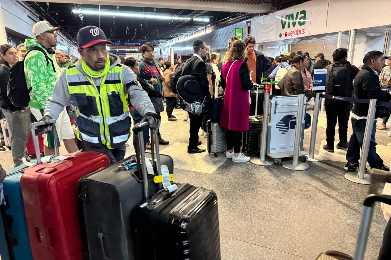 Cientos de pasajeros afectados por cancelación de vuelos por clima en Juárez