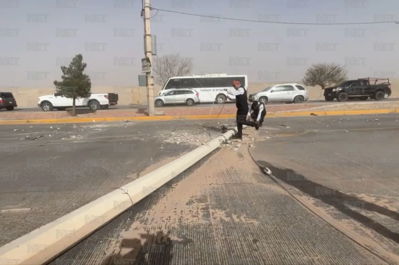 Poste caído por el viento bloquea bulevar Cuatro Siglos y daña dos vehículos