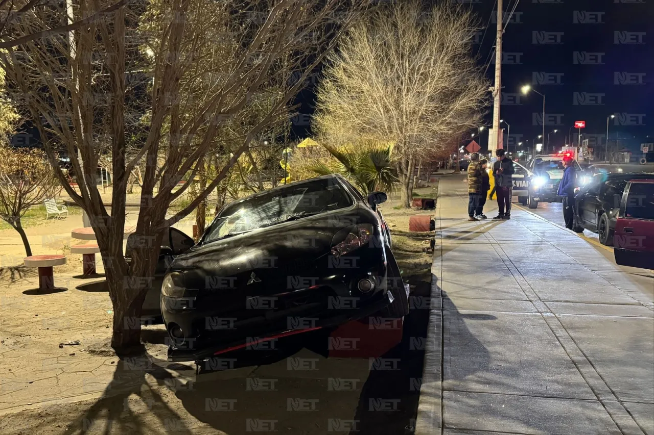 Pierde el control de auto y se impacta en parque Miguel de la Madrid