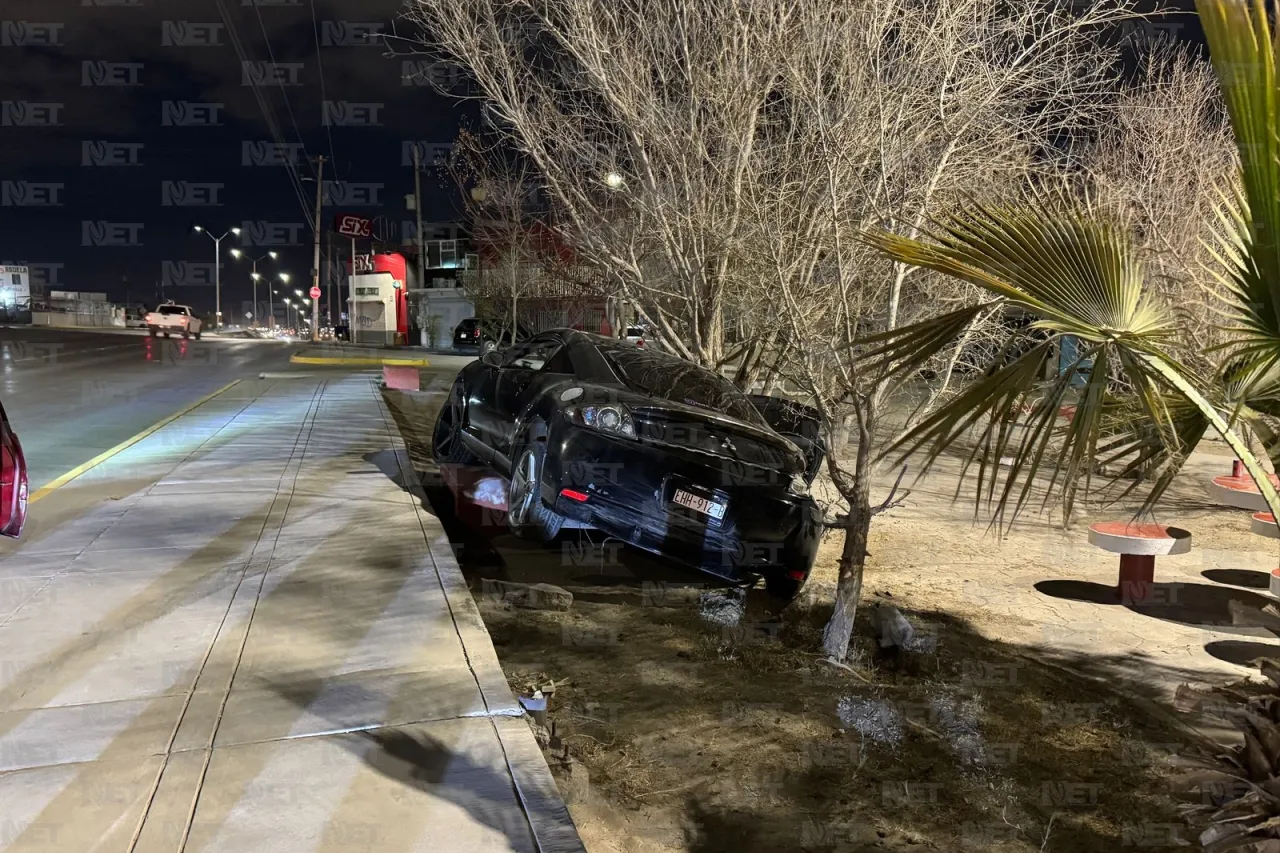 Pierde el control de auto y se impacta en parque Miguel de la Madrid