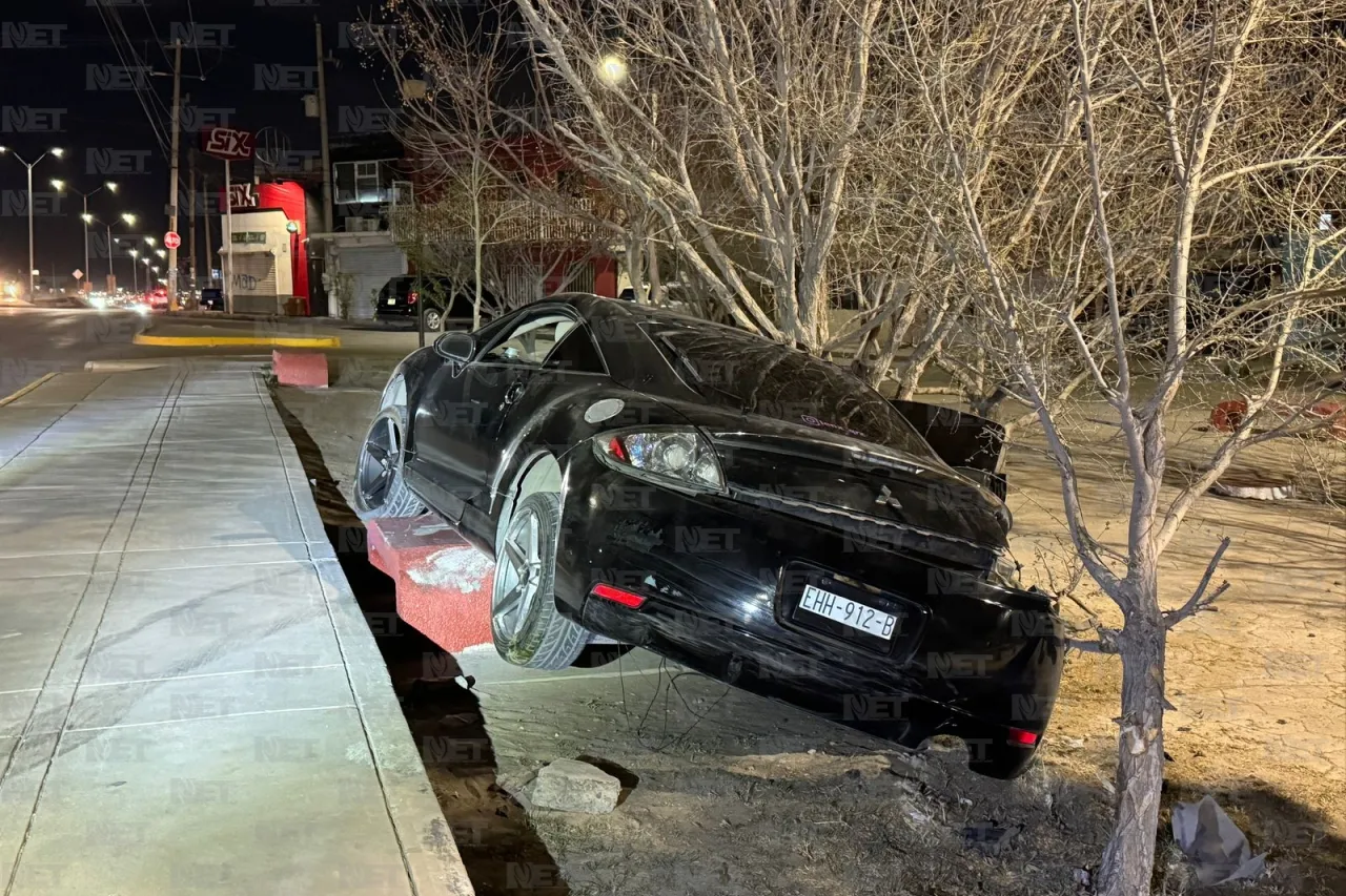 Pierde el control de auto y se impacta en parque Miguel de la Madrid