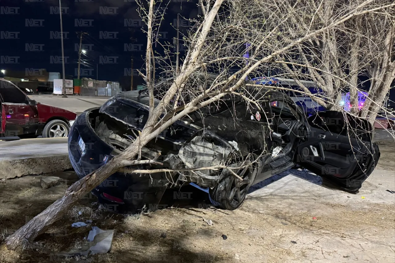 Pierde el control de auto y se impacta en parque Miguel de la Madrid