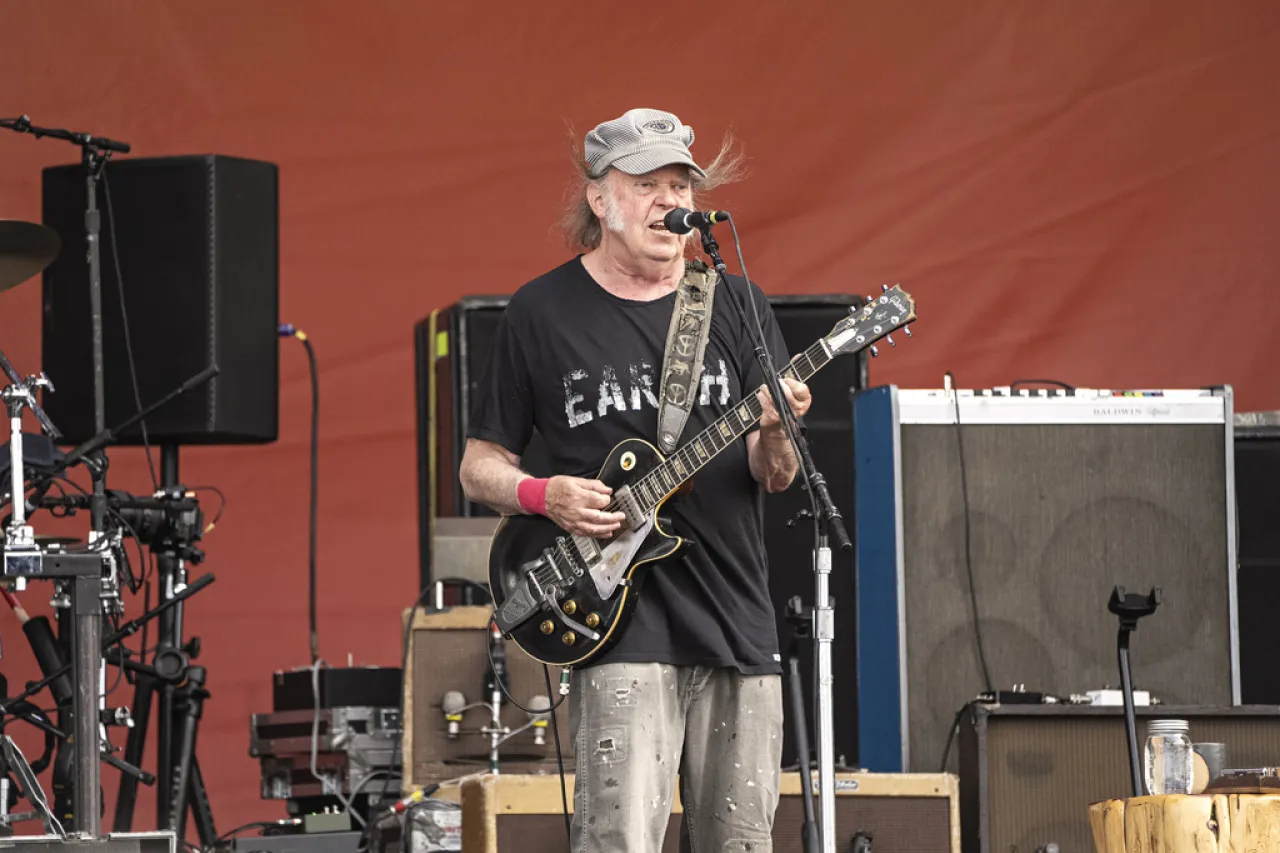 Neil Young, The 1975 y Olivia Rodrigo encabezarán Glastonbury 2025