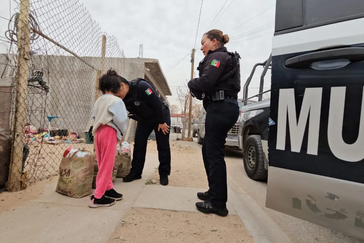 Policía Municipal brinda apoyo a madre de familia con productos básicos