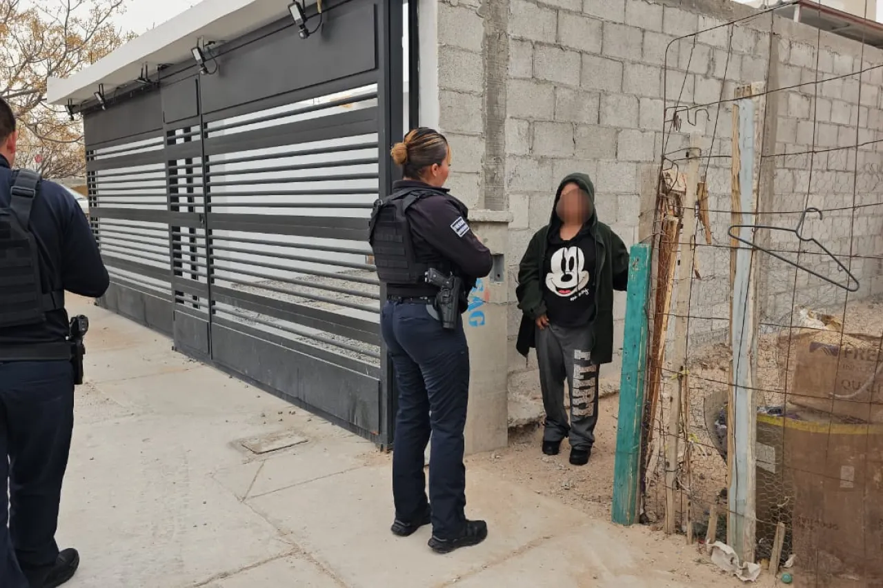 Policía Municipal brinda apoyo a madre de familia con productos básicos