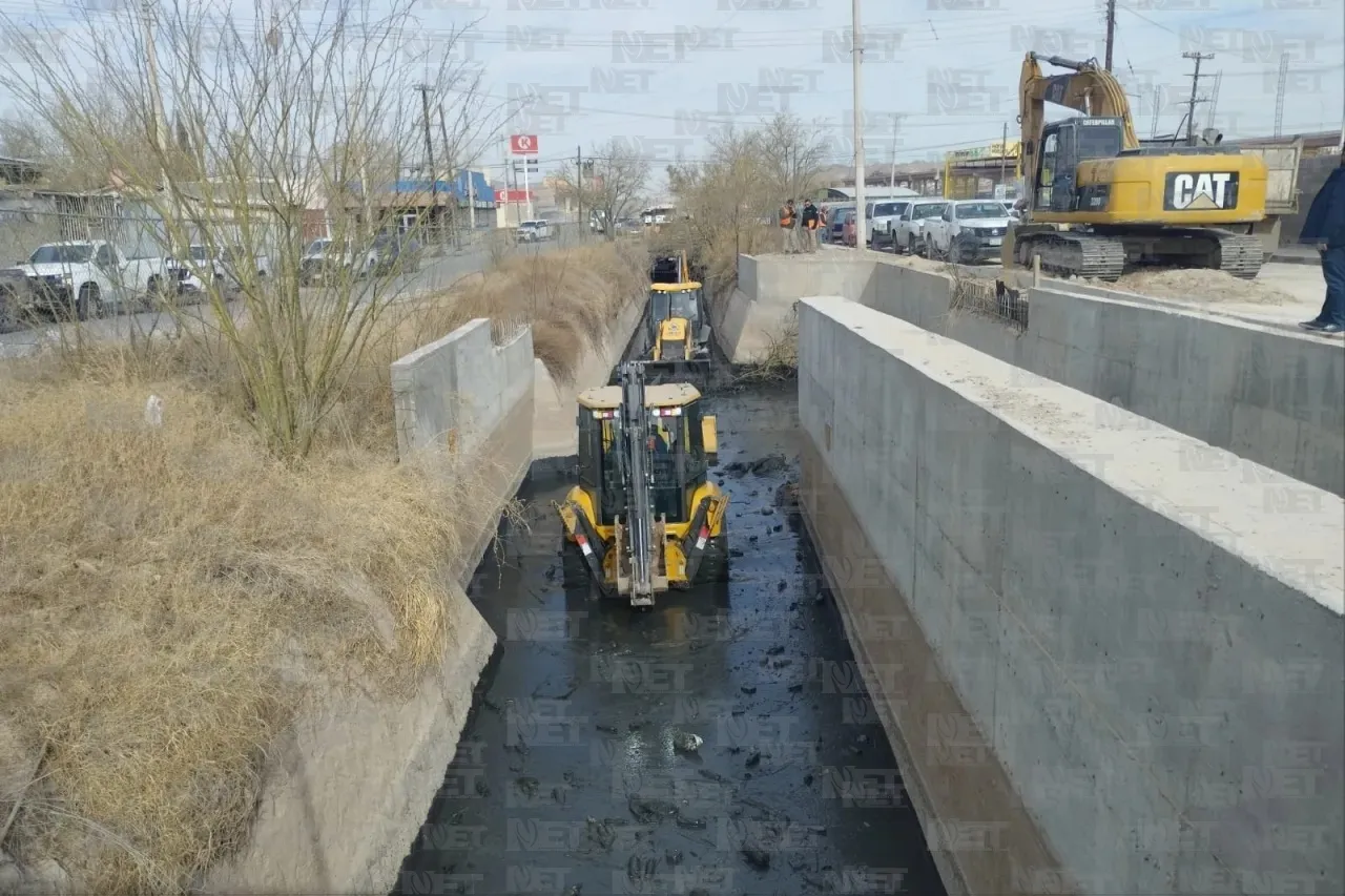 Avanza limpieza de la JMAS en la acequia madre