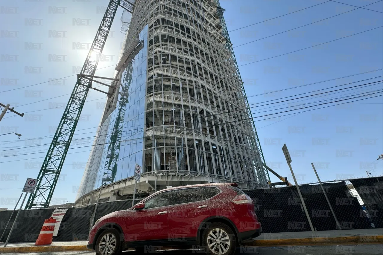 Derraman cemento sobre autos estacionados junto a la Torre Centinela