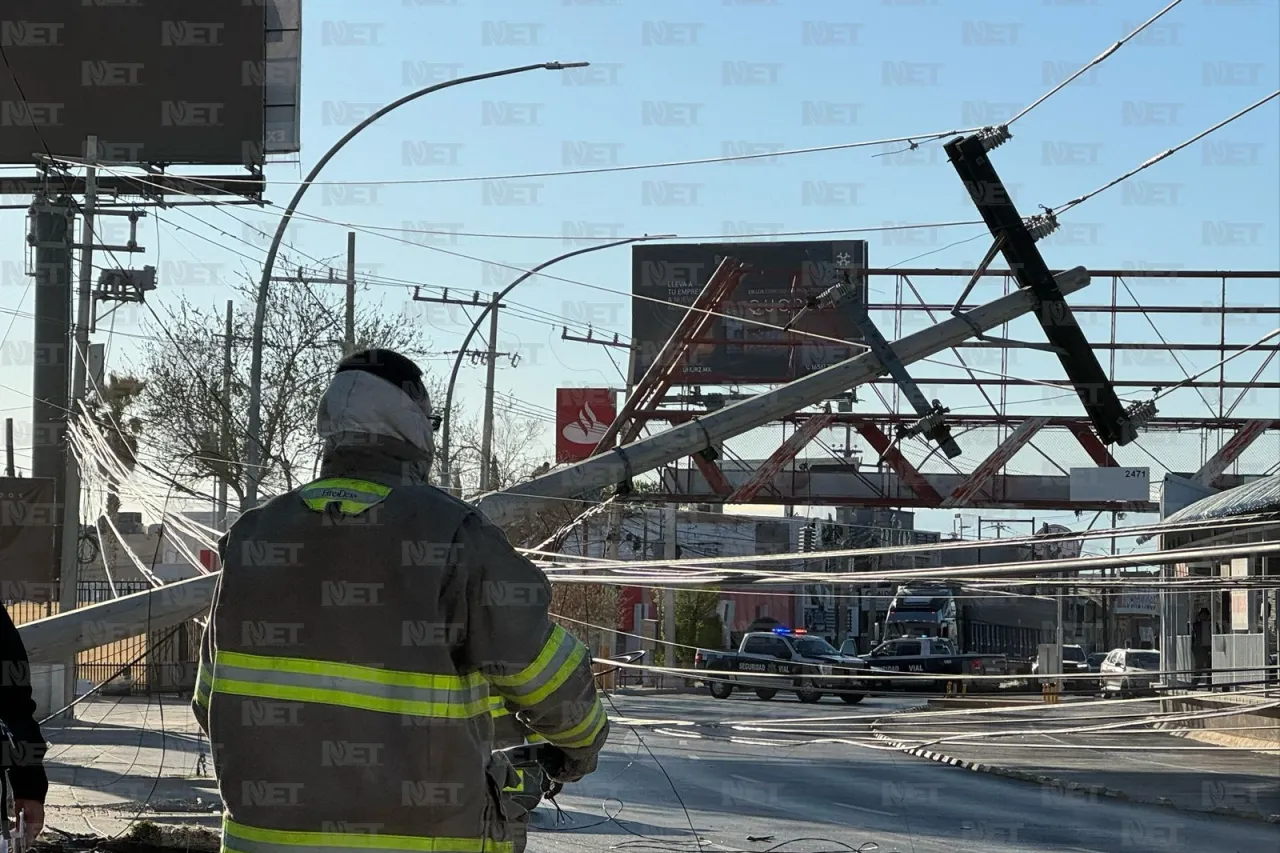 Muere pareja al impactarse contra poste en el Gómez Morín