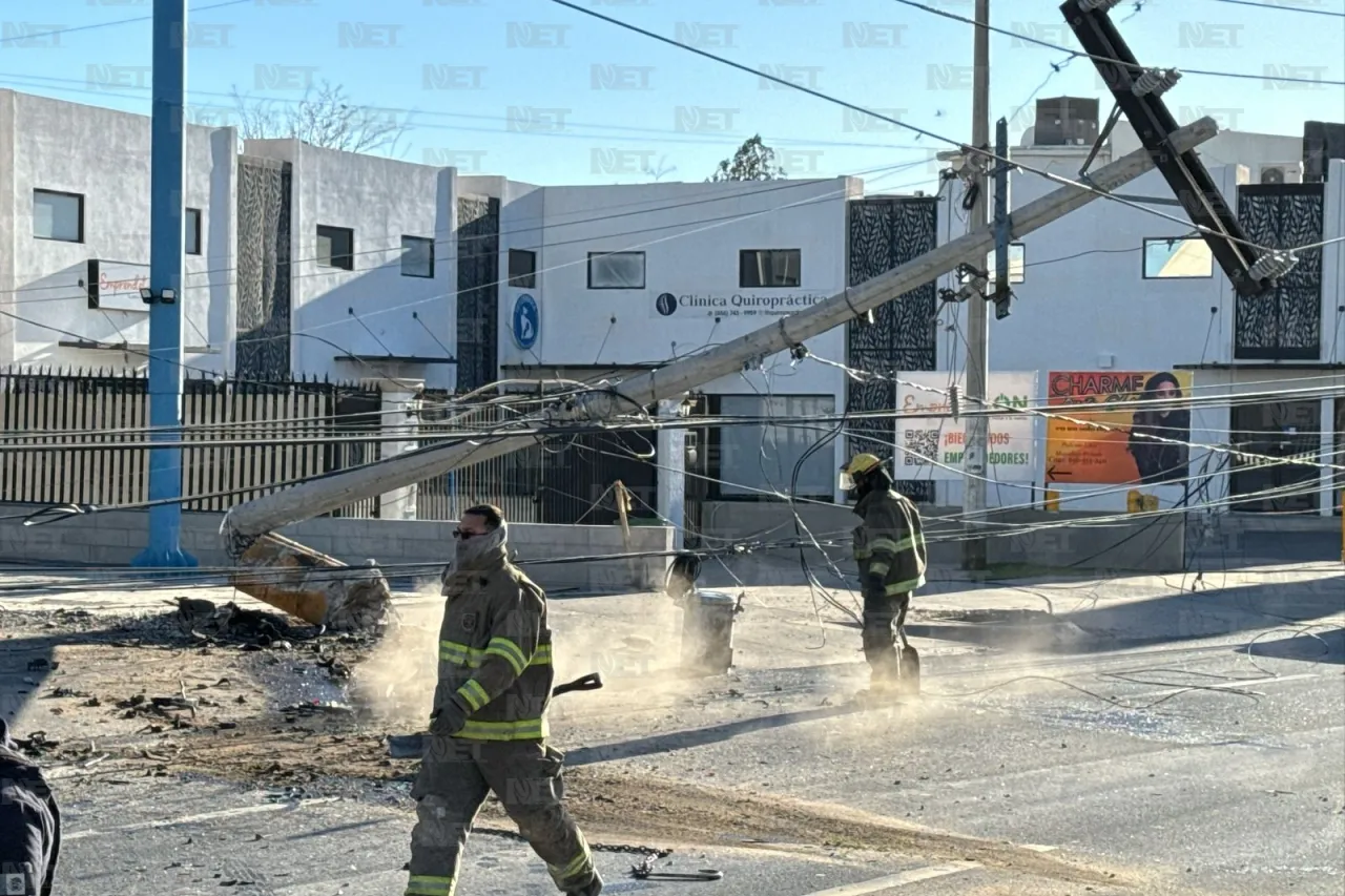 Muere pareja al impactarse contra poste en el Gómez Morín