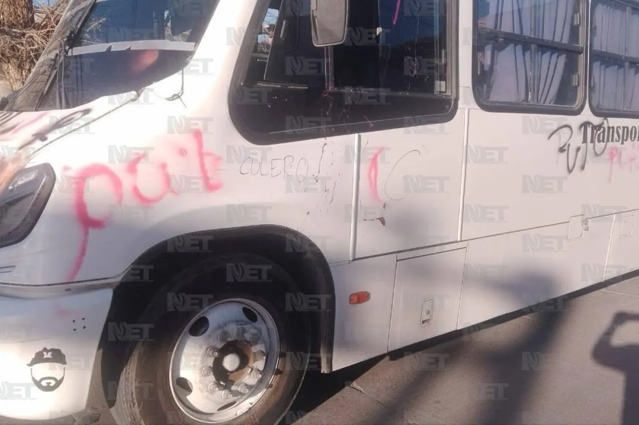 Vandalizan camión durante marcha del 8M; pasajeros viven momentos de tensión