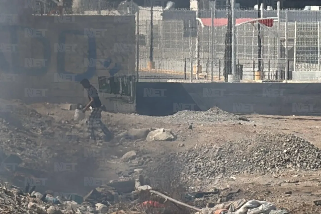 Incendia objetos en lote baldío para extraer material y venderlo al 'kilo'