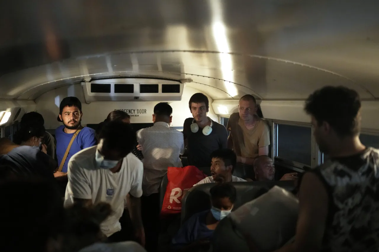 Panamá libera a decenas de deportados por EU