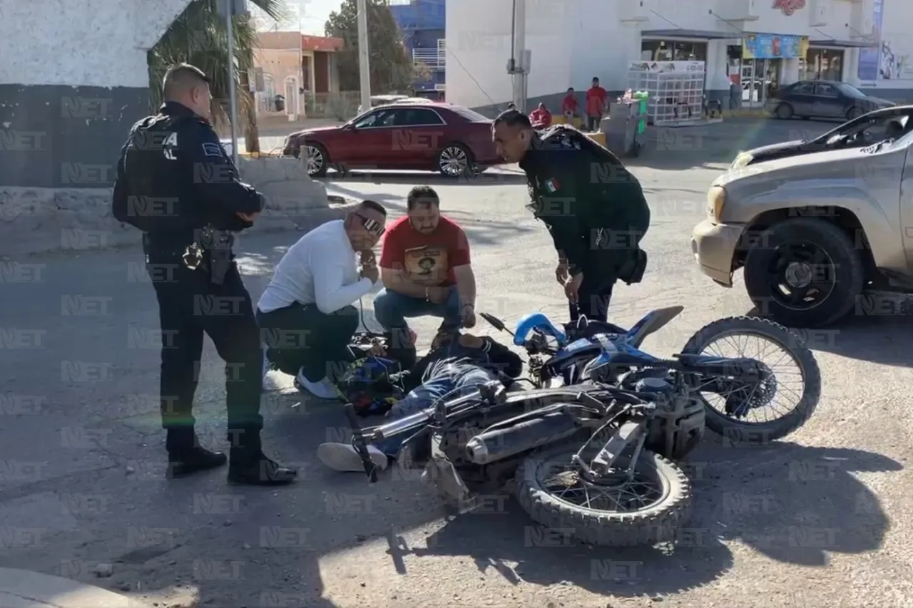 Auto golpea a motociclista y huye; testigos auxilian a la víctima
