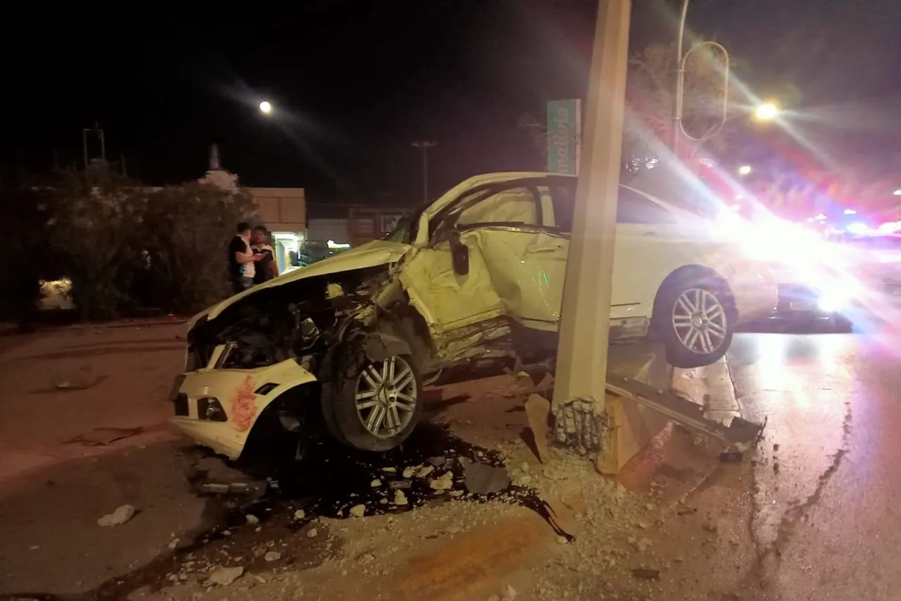 Estrella hombre su Mercedes contra poste en el Gómez Morín