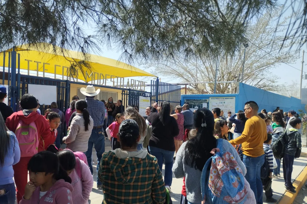 Sin incidentes en escuelas por cambio de horario: Educación