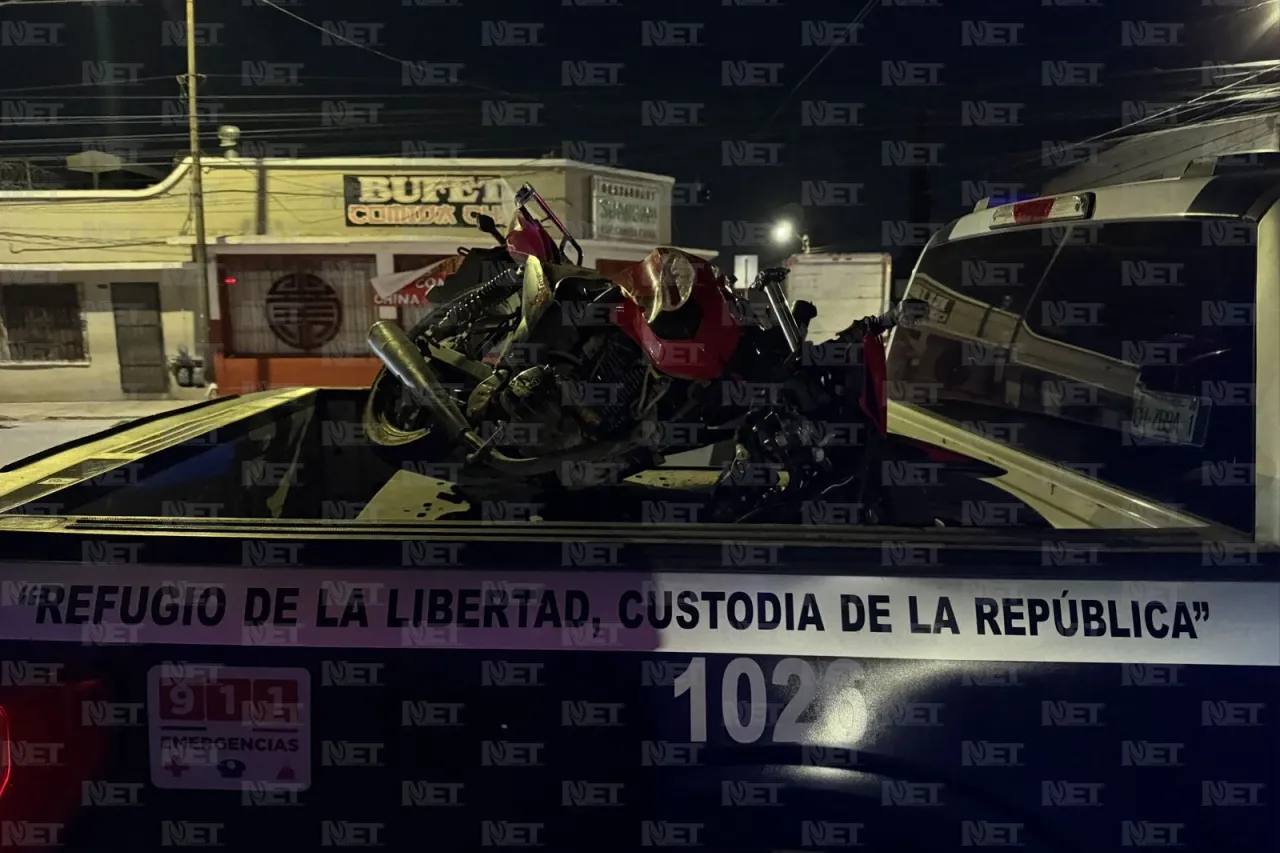Motociclista invade carril y termina bajo un camión en la Insurgentes