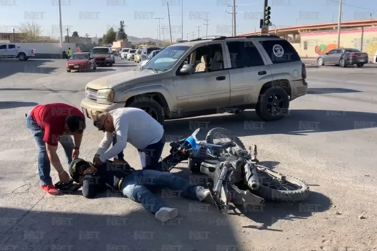 Auto golpea a motociclista y huye; testigos auxilian a la víctima
