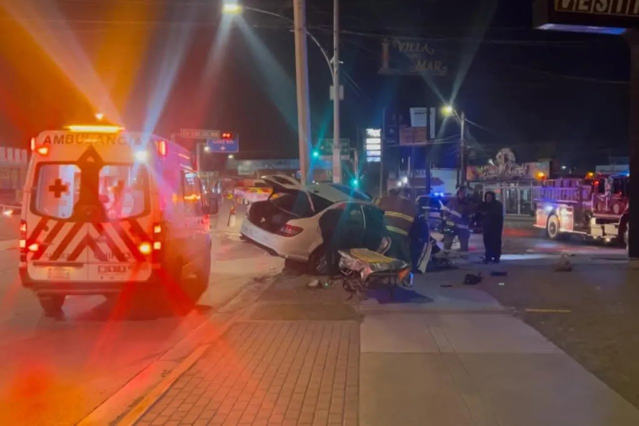 Estrella hombre su Mercedes contra poste en el Gómez Morín