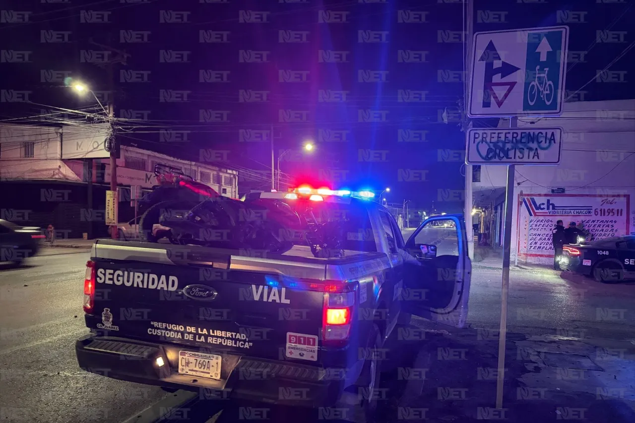 Motociclista invade carril y termina bajo un camión en la Insurgentes