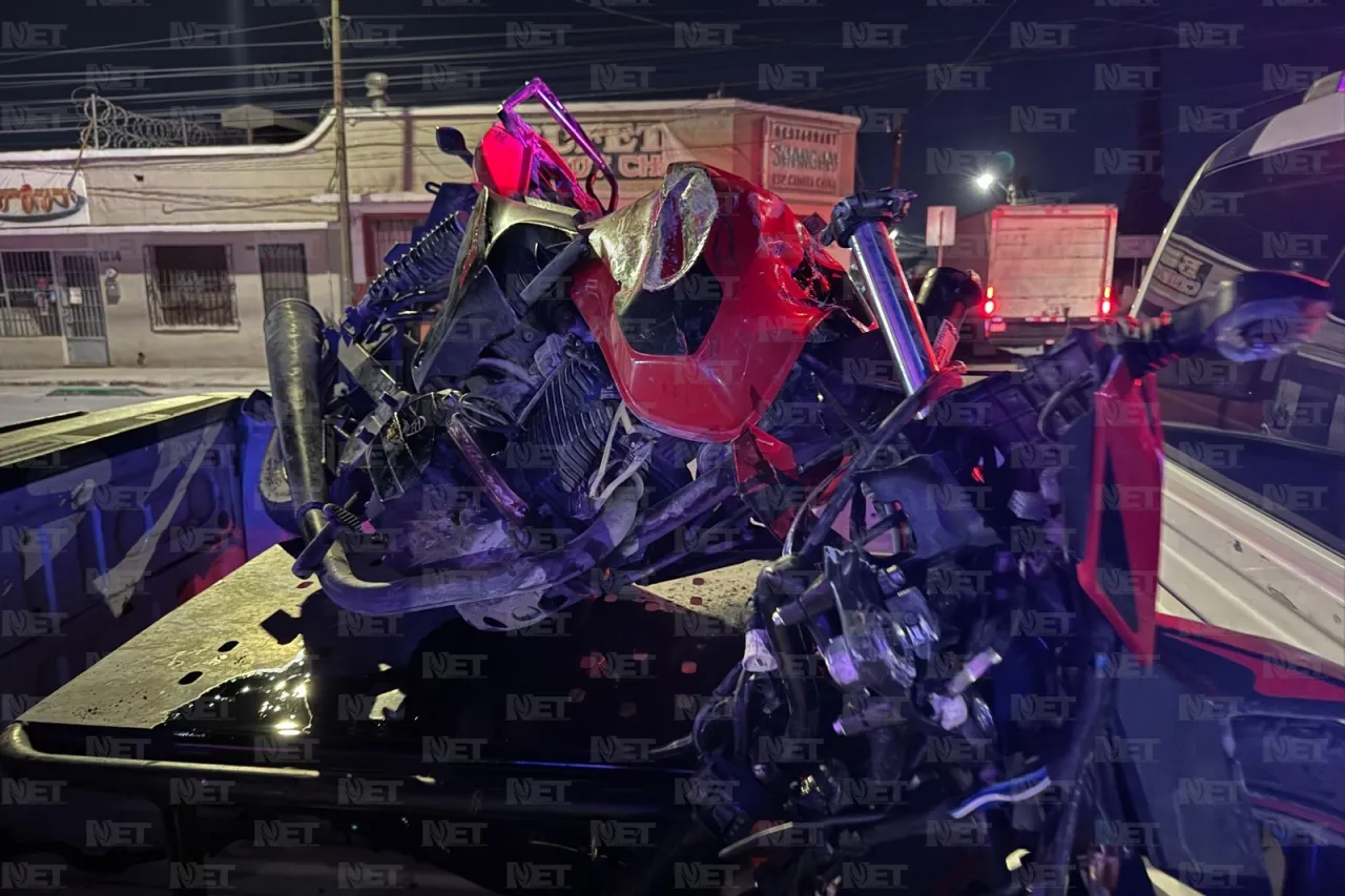 Motociclista invade carril y termina bajo un camión en la Insurgentes