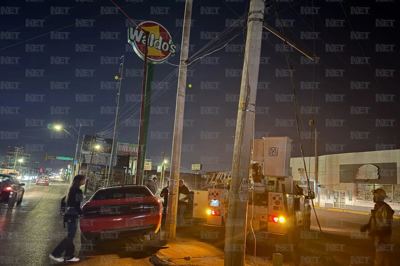 Chocan, impactan transformador y dejan sin luz alrededor del Teresiano