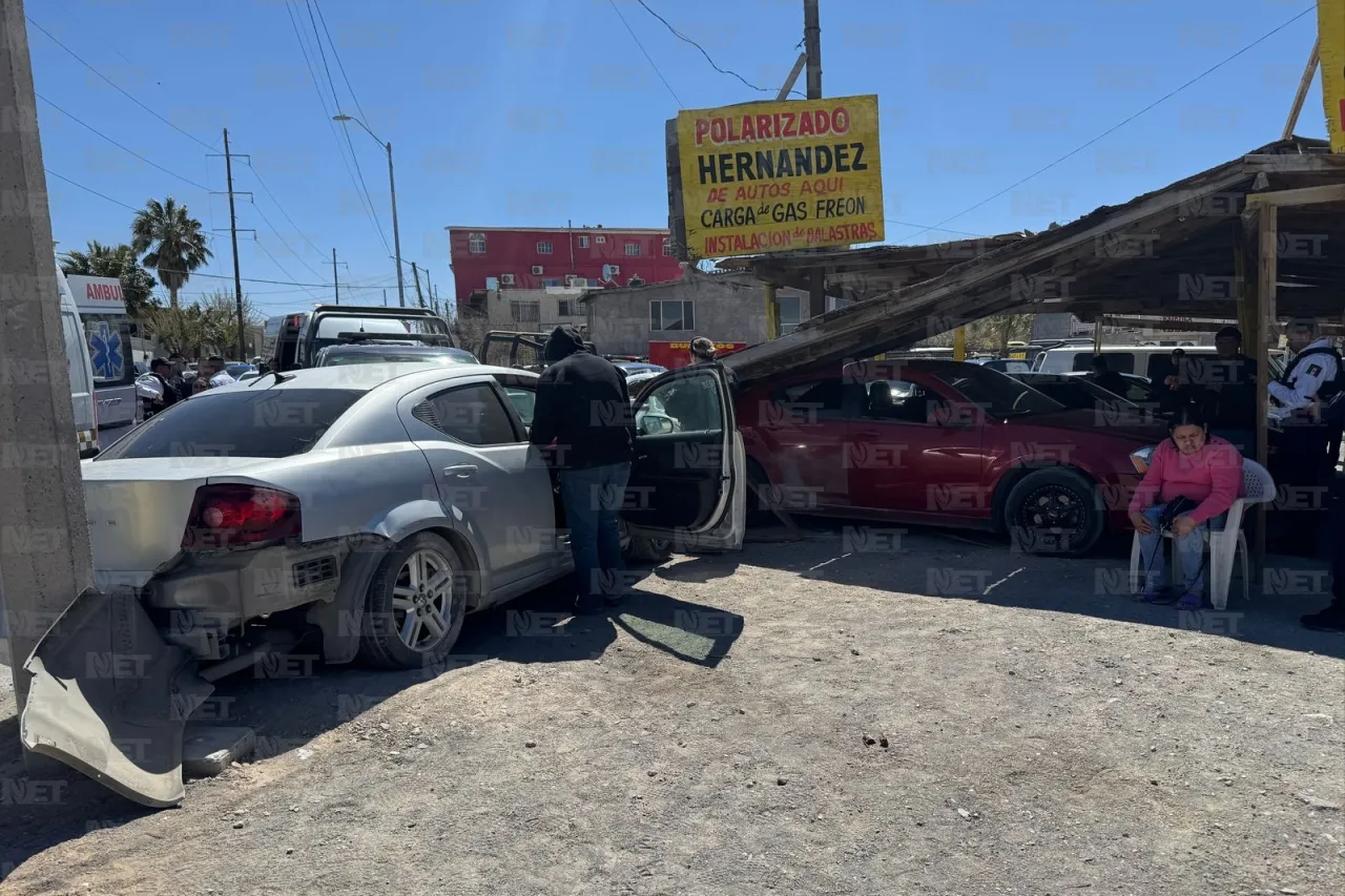Policía estatal provoca choque en la Carlos Amaya; hay 2 agentes lesionados