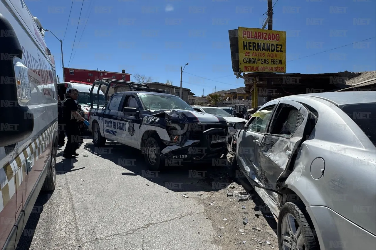 Policía estatal provoca choque en la Carlos Amaya; hay 2 agentes lesionados