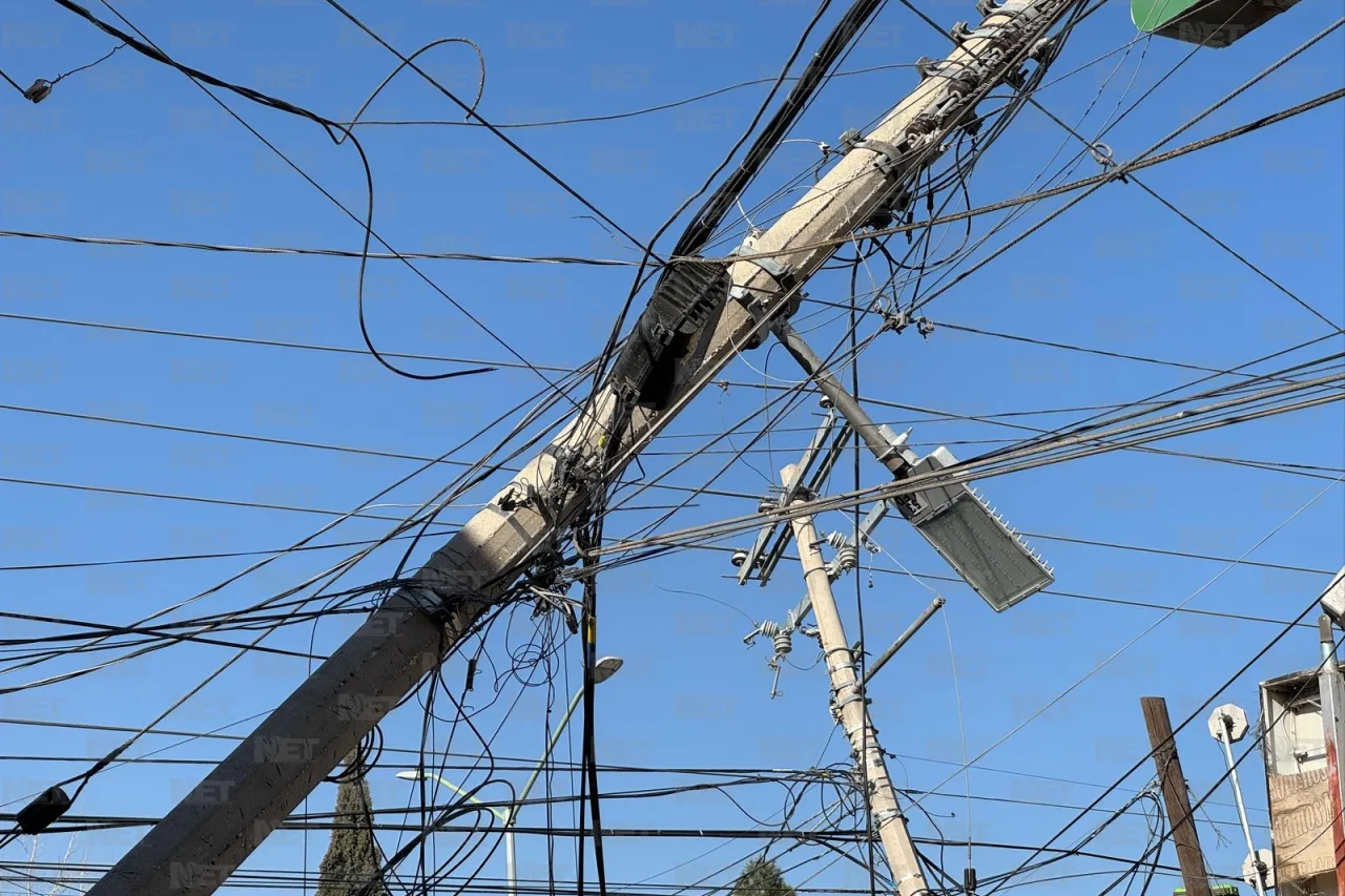 Camión tira poste al enredarse con cables en la 'Jilo'