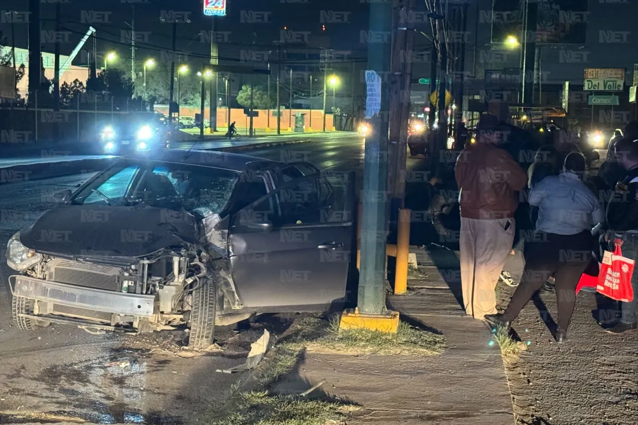 Chocan, impactan transformador y dejan sin luz alrededor del Teresiano