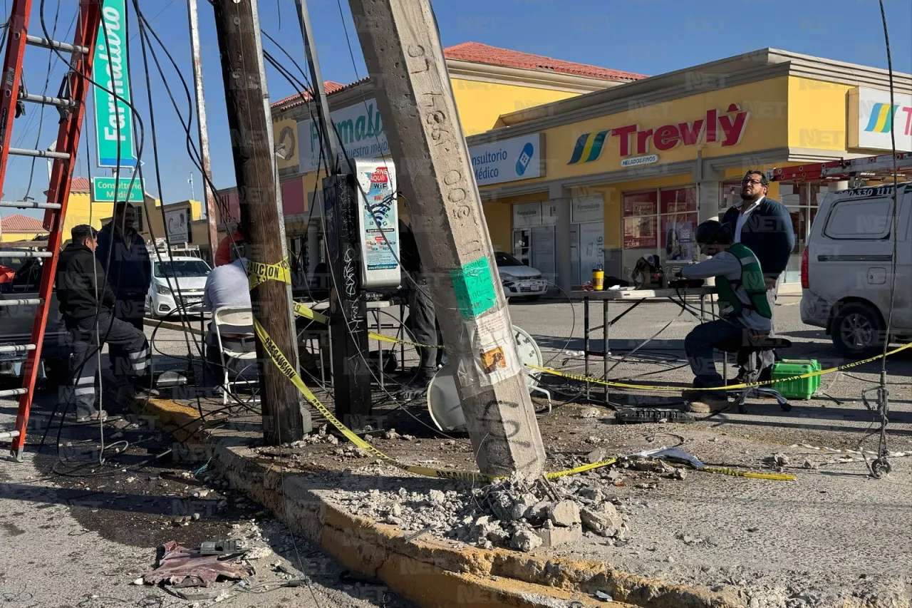 Camión tira poste al enredarse con cables en la 'Jilo'