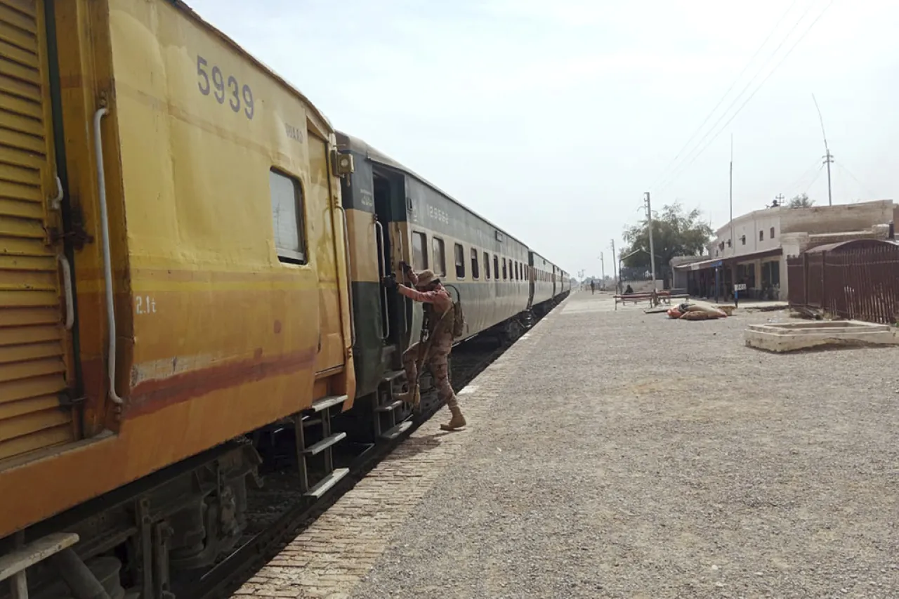 Sitian a milicianos en Pakistán; tienen a 250 rehenes en un tren