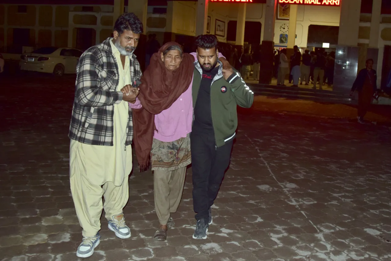 Sitian a milicianos en Pakistán; tienen a 250 rehenes en un tren