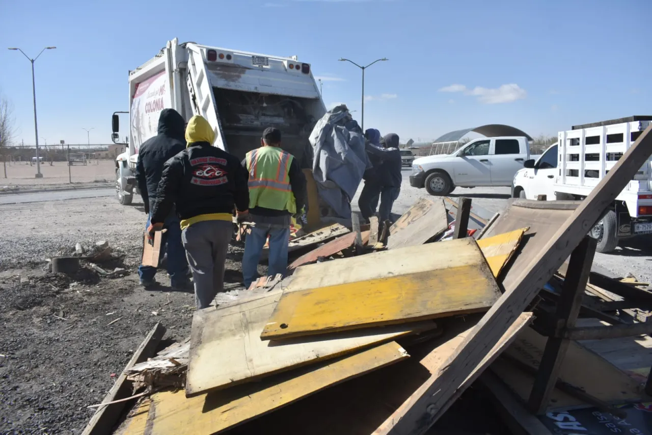 Retiran de camellón puesto de pollos asados