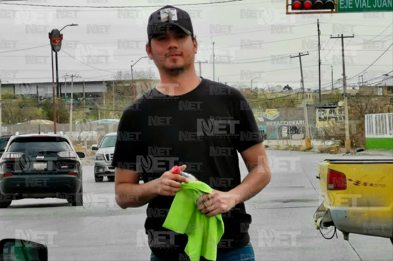 Daniel limpia vidrios y ahorra para iniciar con su propio negocio