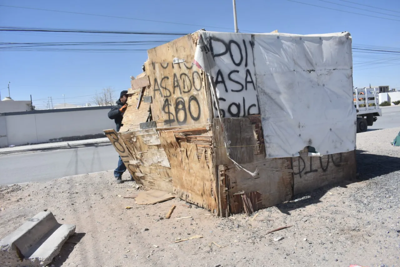 Retiran de camellón puesto de pollos asados