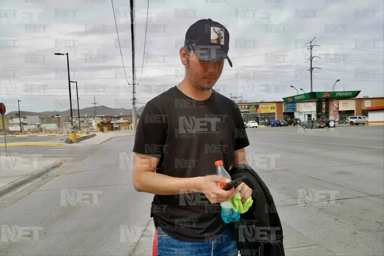 Daniel limpia vidrios y ahorra para iniciar con su propio negocio