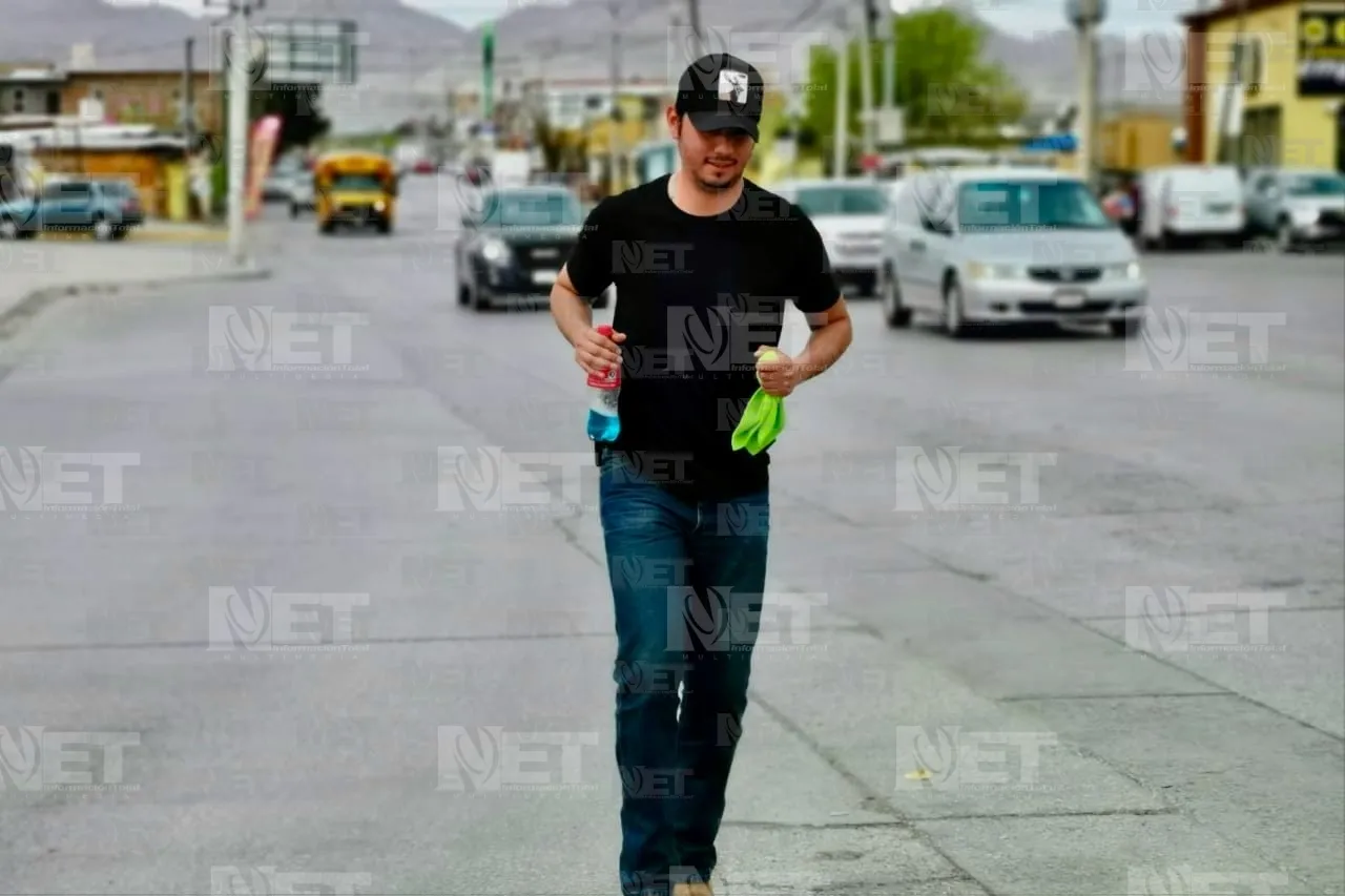 Daniel limpia vidrios y ahorra para iniciar con su propio negocio
