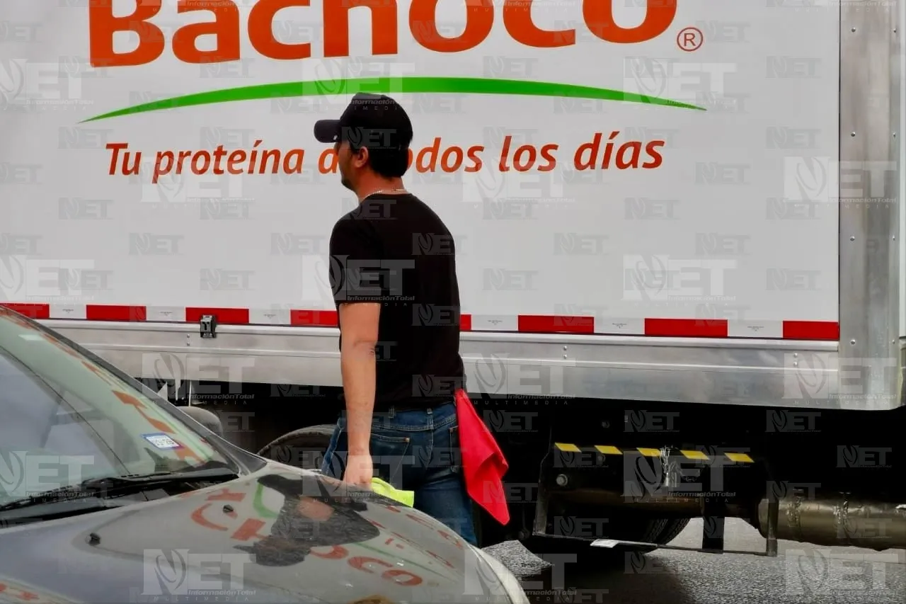 Daniel limpia vidrios y ahorra para iniciar con su propio negocio