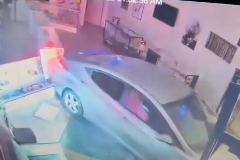 Arrestan a 5 adolescentes que estrellaron auto para robar tienda de vapes