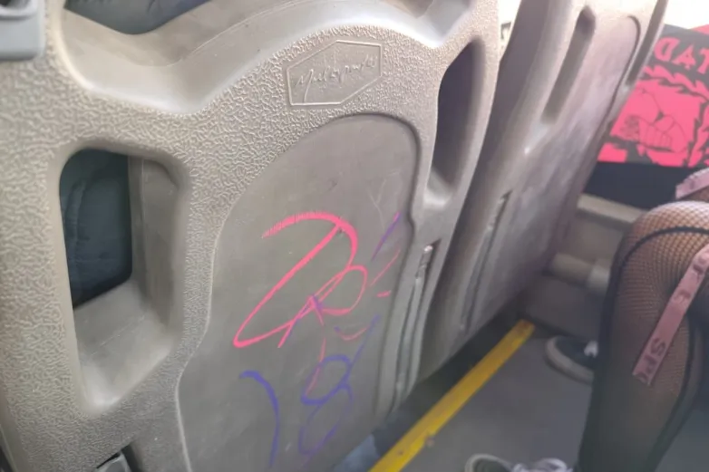 Detienen a sujeto que grafiteaba unidad del Juárez Bus