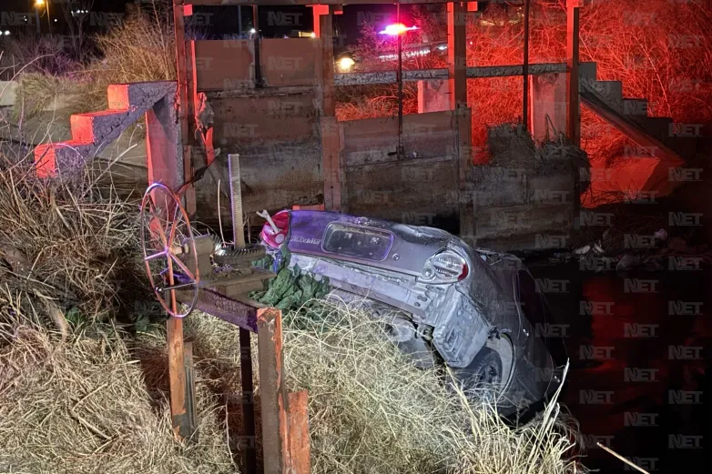 Muere hombre ahogado tras caída de auto a acequia 
