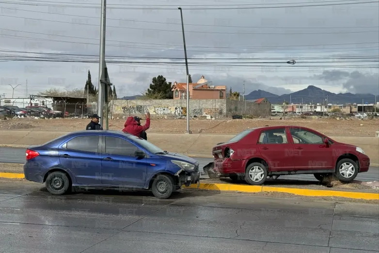Auto se sube a camellón al chocar en el Villarreal Torres