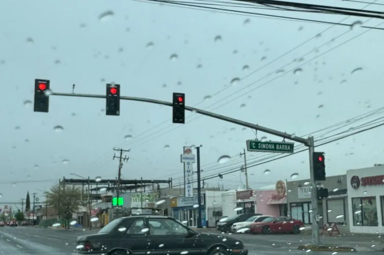 Llueve en sectores de Juárez previo a pronóstico de fuertes vientos