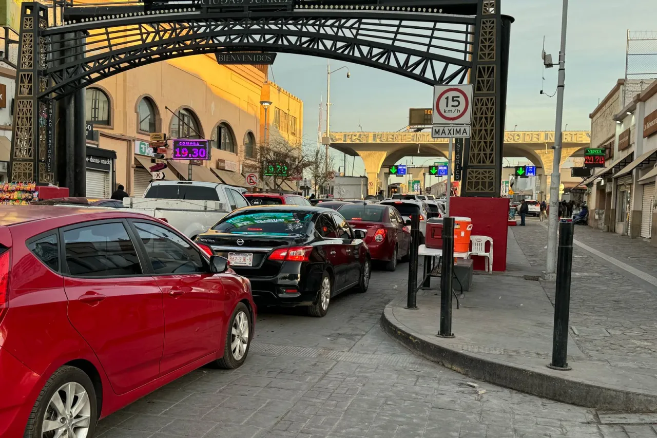 Puentes llenos en lunes feriado en México para ir a El Paso