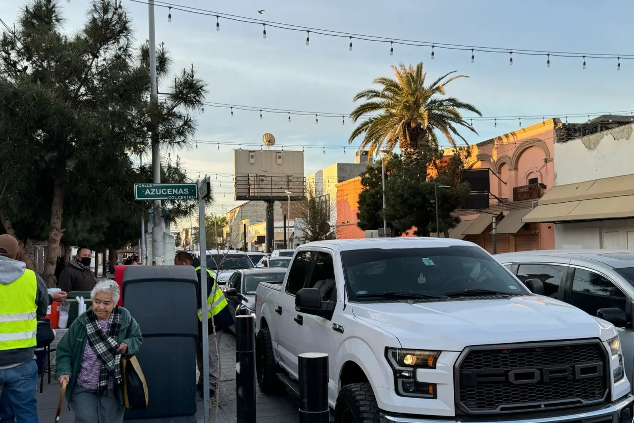 Puentes llenos en lunes feriado en México para ir a El Paso