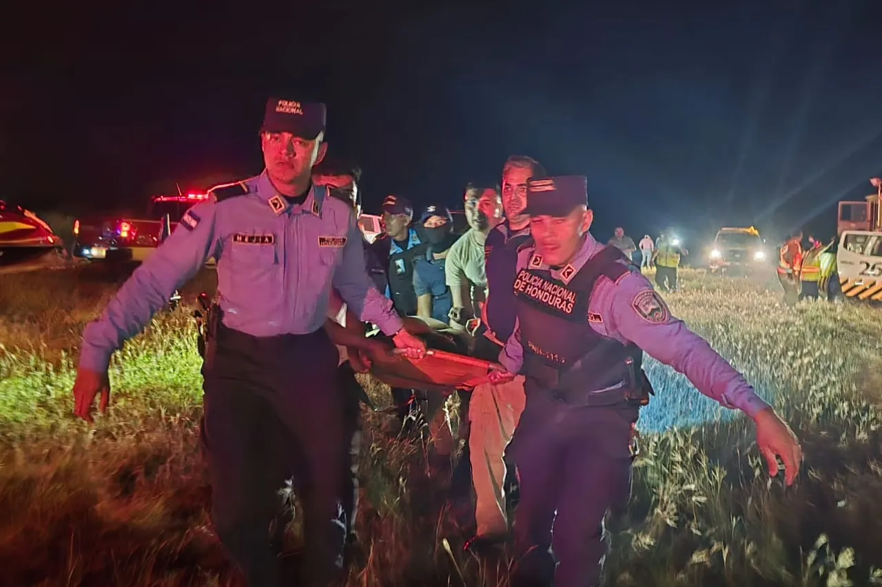 Avión se desploma en el Caribe hondureño; hay 12 muertos