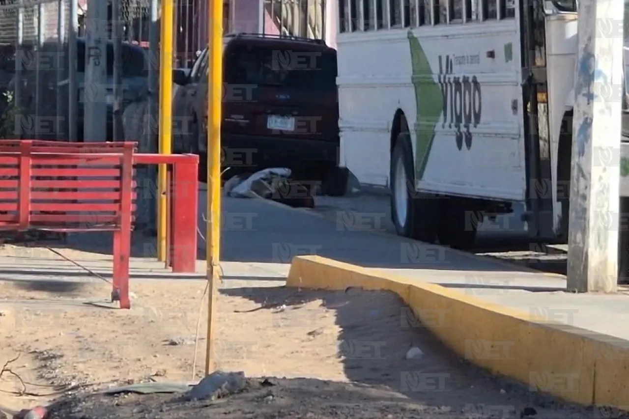 Hallan cuerpo encobijado frente a secundaria y primaria